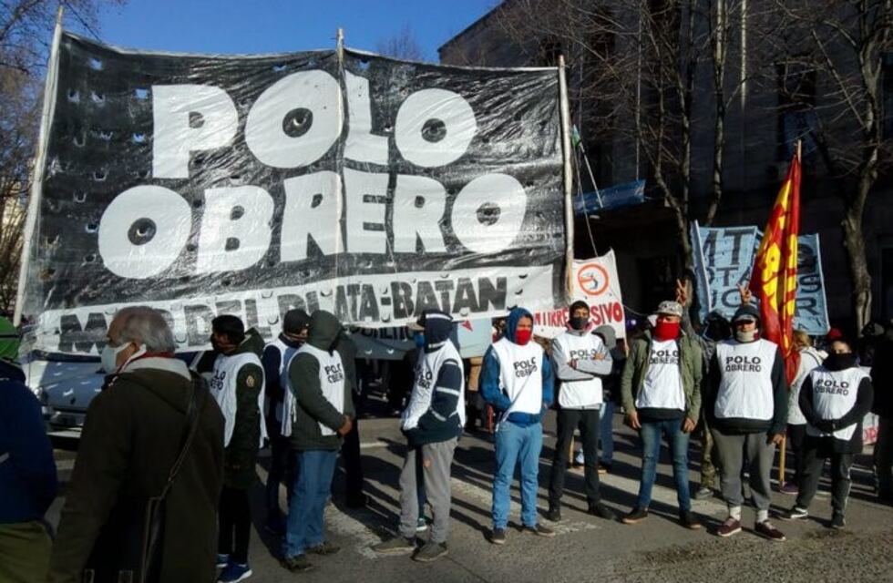 Piqueteros marplatenses recordaron a Maximiliano Kosteki y Darío Santillán en un acto en el Puente de Las Américas