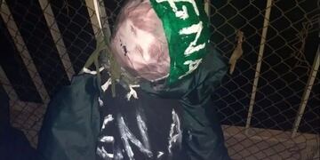 Hallaron un muñeco con la cara de Patricia Bullrich y uniforme de Gendarmería colgando de un puente