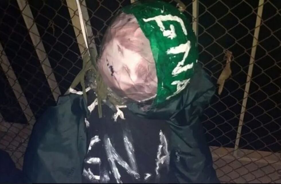 Hallaron un muñeco con la cara de Patricia Bullrich y uniforme de Gendarmería colgando de un puente