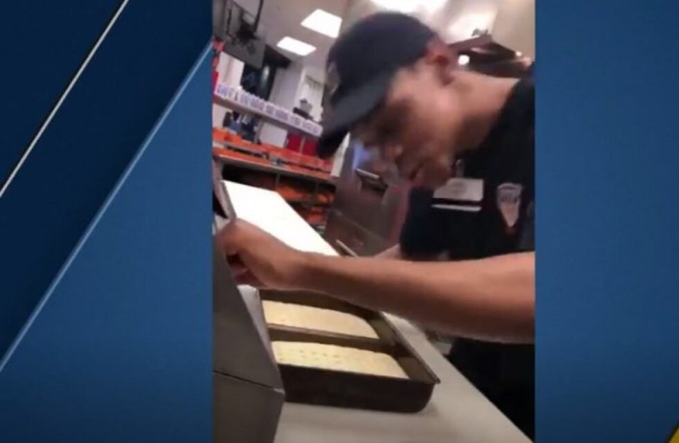 Filmó a un cocinero escupiendo una pizza y lo viralizó en las redes sociales