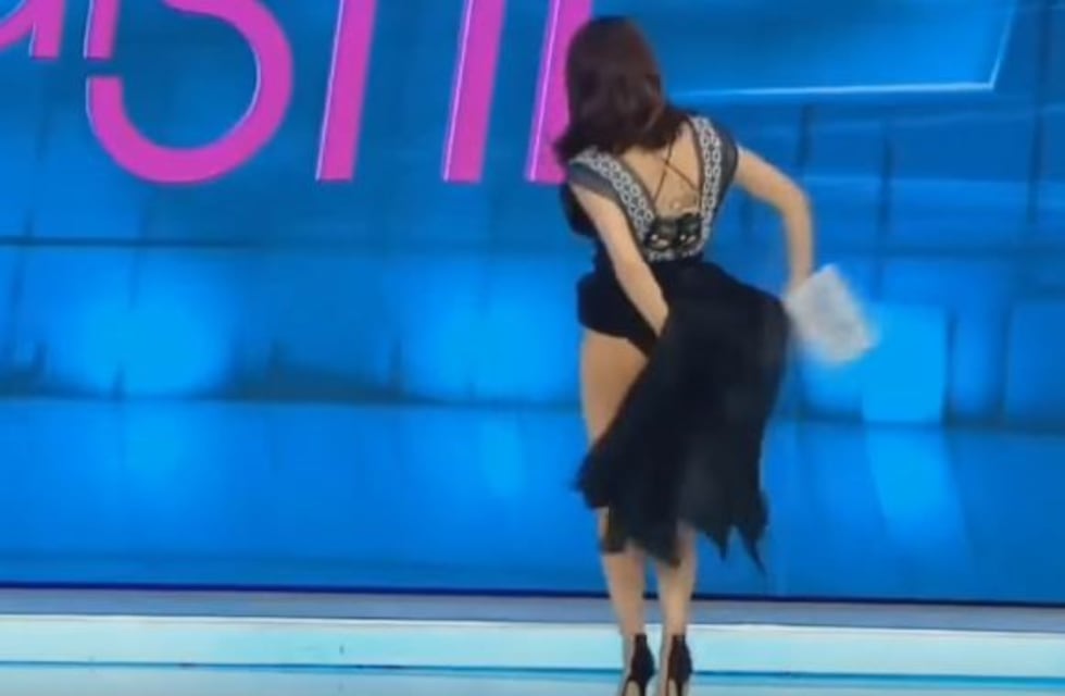 ¡Desopilante! Presentadora casi se desnuda en vivo al sentir una araña sobre su cuerpo