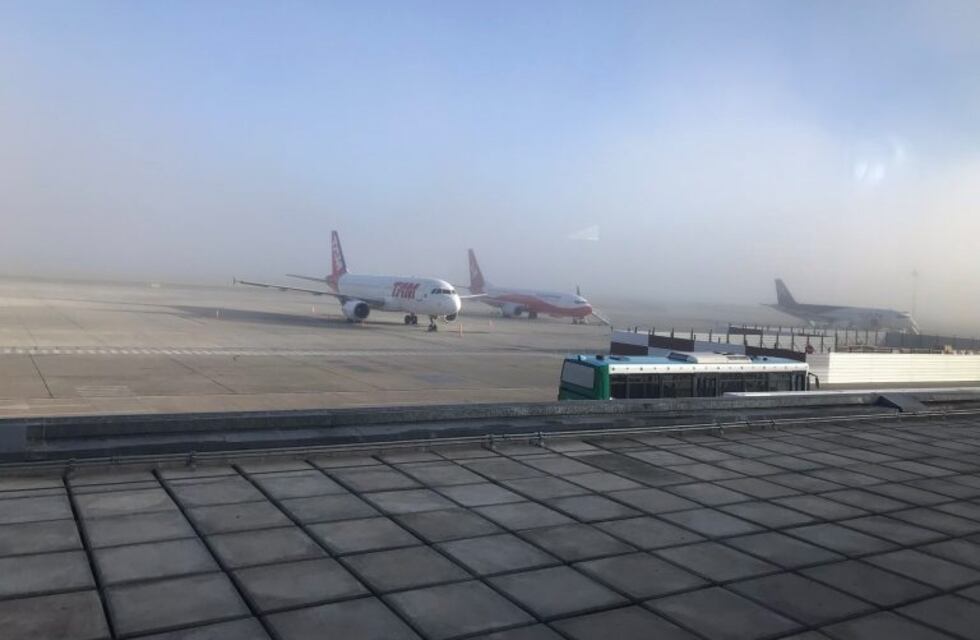 Se multiplican los pasajeros varados por la niebla en el aeropuerto de Fisherton