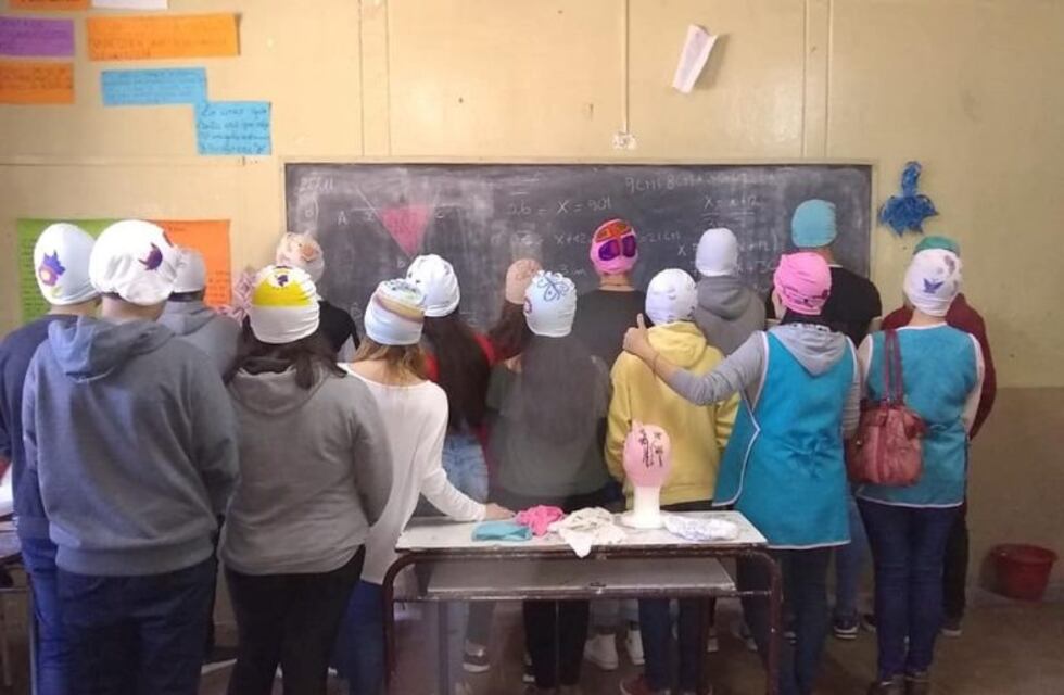 Alumnos de la secundaria Nº1 hicieron turbantes para pacientes oncológicos