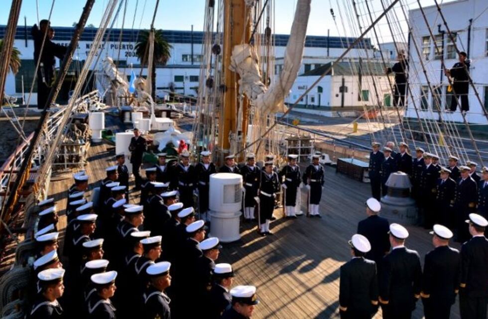 La Fragata Libertad conmemoró la afirmación del pabellón