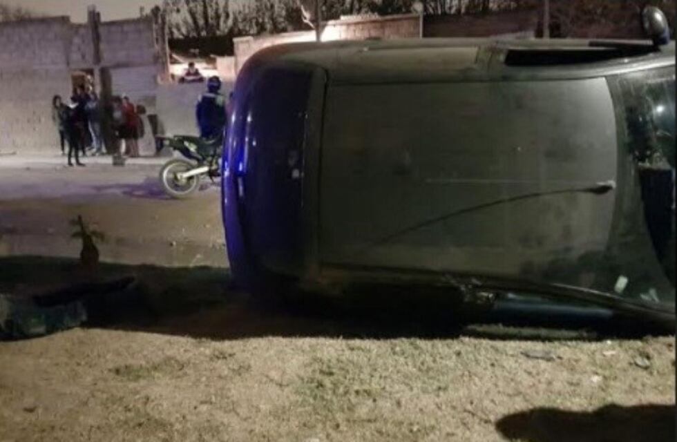 San Cayetano: un joven era perseguido por robo y quedó aprehendido tras volcar su vehículo