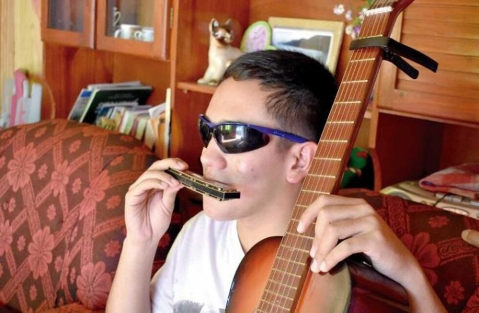 Es ciego, terminó los estudios secundarios con honores y seguirá formándose