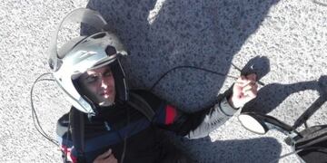 Motociclista casi decapitado por un cable