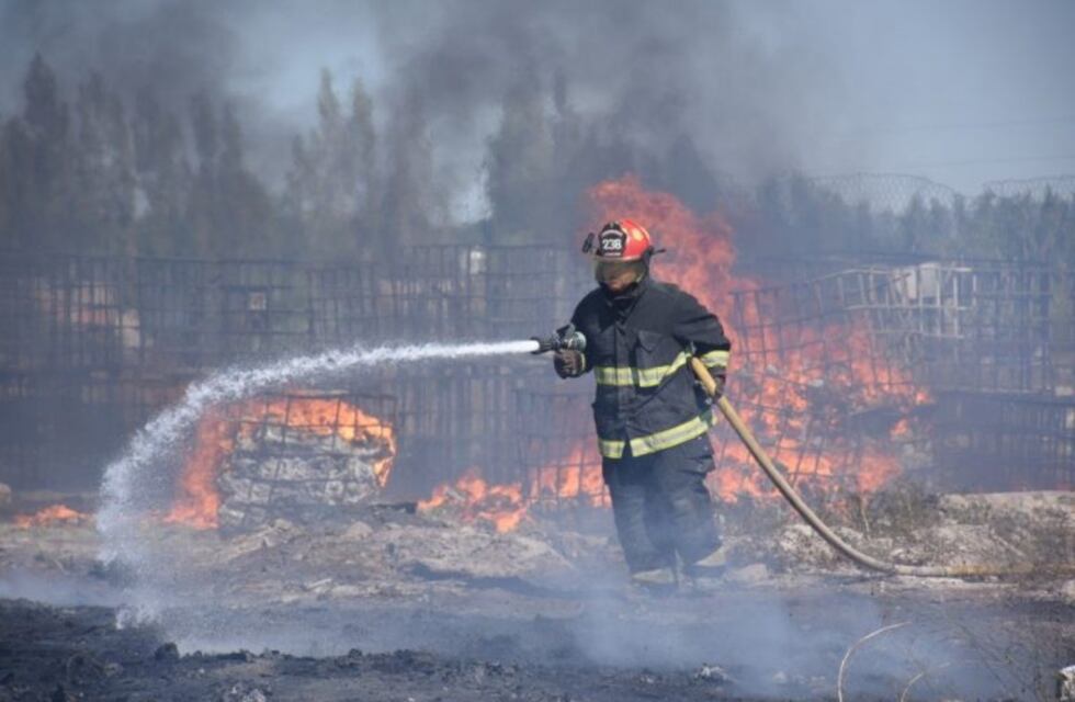 Incendio en General Roca: hay dos heridos
