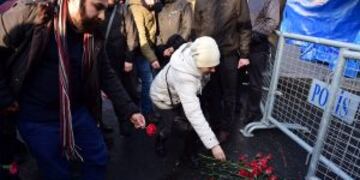 People lay flowers in front of the Reina night on January 1, 2017 in Istanbul, after a gunman killed 39 people, including many foreigners, in a rampage at an upmarket nightclub in Istanbul where revellers were celebrating the New Year.nThe shooting spree at the waterside Reina nightclub was unleashed when 2017 in Turkey was just 75 minutes old, after a year of unprecedented bloodshed that saw hundreds of people die in strikes blamed on jihadists and Kurdish militants and a bloody failed coup. / AFP PHOTO / YASIN AKGUL