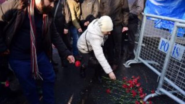 People lay flowers in front of the Reina night on January 1, 2017 in Istanbul, after a gunman killed 39 people, including many foreigners, in a rampage at an upmarket nightclub in Istanbul where revellers were celebrating the New Year.nThe shooting spree at the waterside Reina nightclub was unleashed when 2017 in Turkey was just 75 minutes old, after a year of unprecedented bloodshed that saw hundreds of people die in strikes blamed on jihadists and Kurdish militants and a bloody failed coup. / AFP PHOTO / YASIN AKGUL