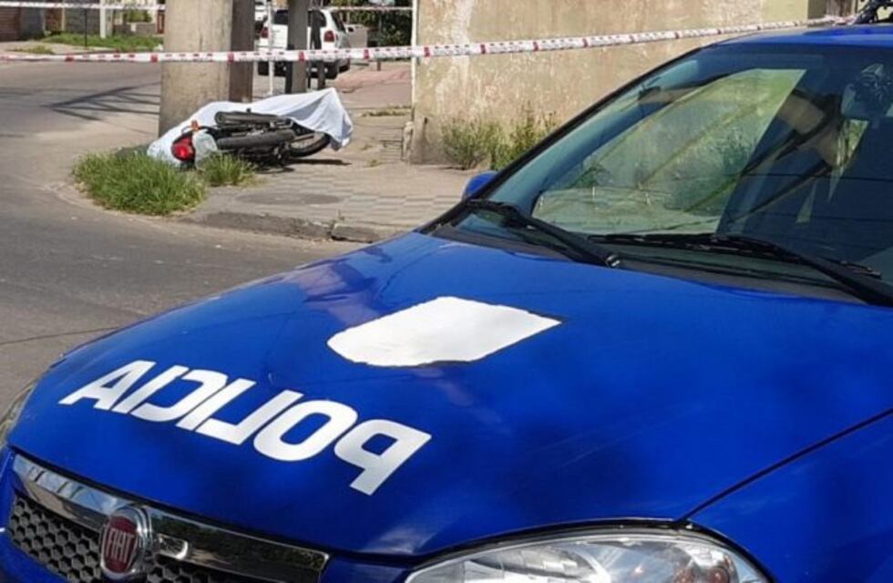 Murió un joven motociclista al chocar contra un poste de cemento