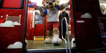 Zabivaka, la mascota oficial de Rusia 2018, en el metro de Moscú\u002E REUTERS/Maxim Shemetov