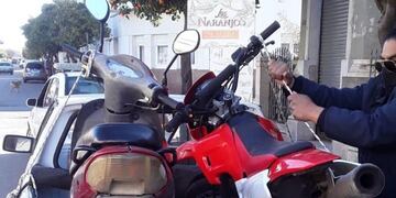 El menor que atropelló al agente de tránsito está acusado de "intento de homicidio"