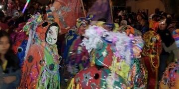 Cientos de disfrazados integran la comparsa\u002E
