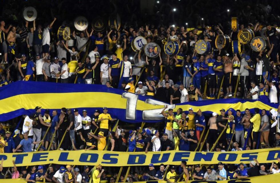 Un hincha de Boca quiso pasarse de tribuna y quedó atascado en un agujero