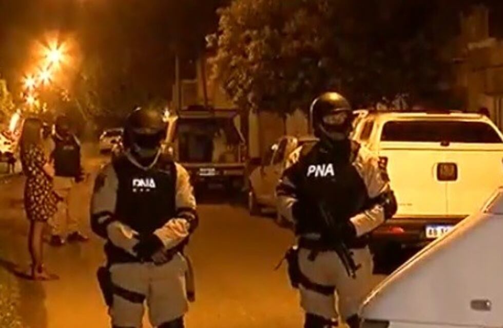 Detuvieron a un dealer de droga y le secuestraron estupefacientes y un arma