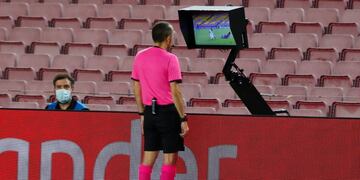 Barcelona's Argentine forward Lionel Messi (C) fights for the ball with Napoli's Portuguese defender Mario Rui (2nd L)  during the UEFA Champions League round of 16 second leg football match between FC Barcelona and Napoli at the Camp Nou stadium in Barcelona on August 8, 2020\u002E (Photo by LLUIS GENE / AFP)