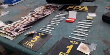 Detienen a un padre y su hijo por comercialización de estupefacientes\u002E