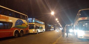 Los micros partieron temprano en la mañana de este miércoles para seguir frente al Congreso el debate por la despenalización del aborto\u002E (@belitaonline)