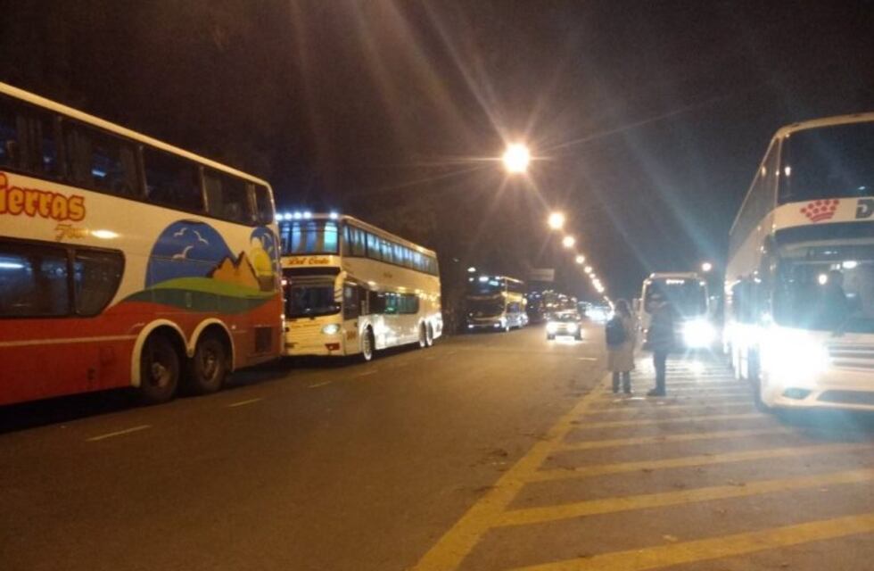 Más de 30 micros partieron desde Rosario para seguir frente al Congreso el debate sobre el aborto