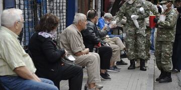 El pago de jubilaciones fue uno de los principales problemas antes de Semana Santa\u002E (Juan José García)