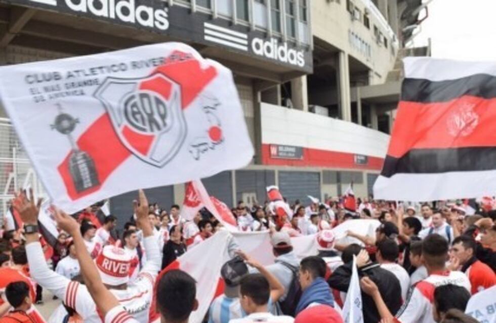 Banderazo de River en la previa al Superclásico de Copa Argentina