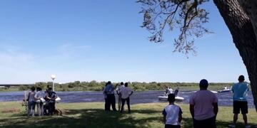 Buscan a dos jóvenes que desaparecieron en el río Santa Lucía\u002E (Foto: Época)
