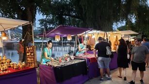 Feria de "Asociación Artesanos Unidos Carlos Paz" a orillas del nuevo puente peatonal.