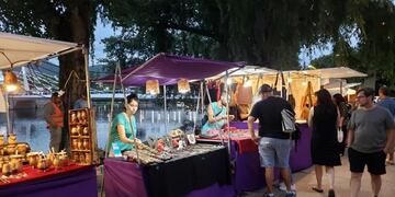 Feria de "Asociación Artesanos Unidos Carlos Paz" a orillas del nuevo puente peatonal.