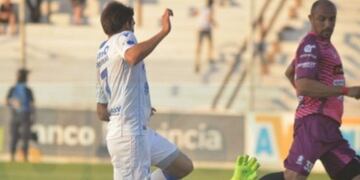 Garro remata pero el arquero de patronato, Sebastián Bértoli impide la caída de su arco\u002E