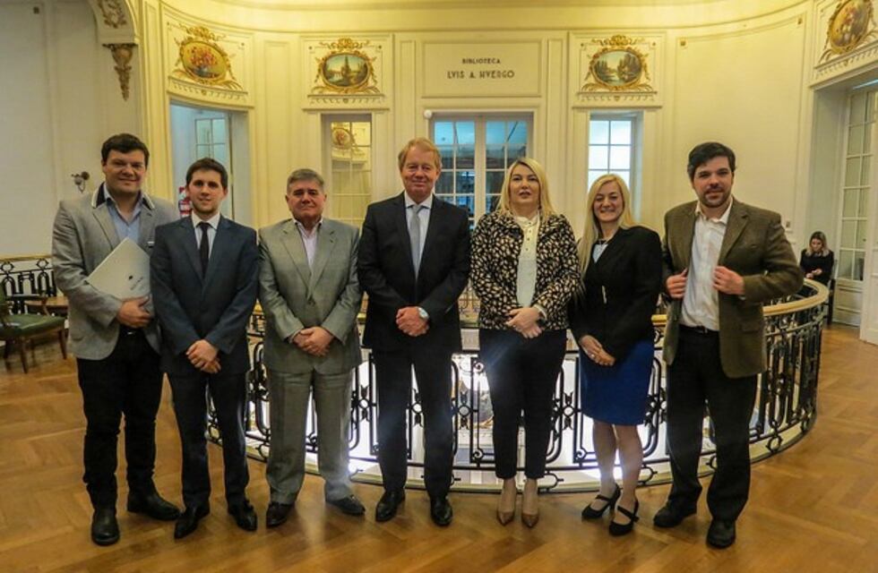 La Gobernadora suscribió convenio con la Universidad Austral para capacitar a los trabajadores en Derecho Tributario