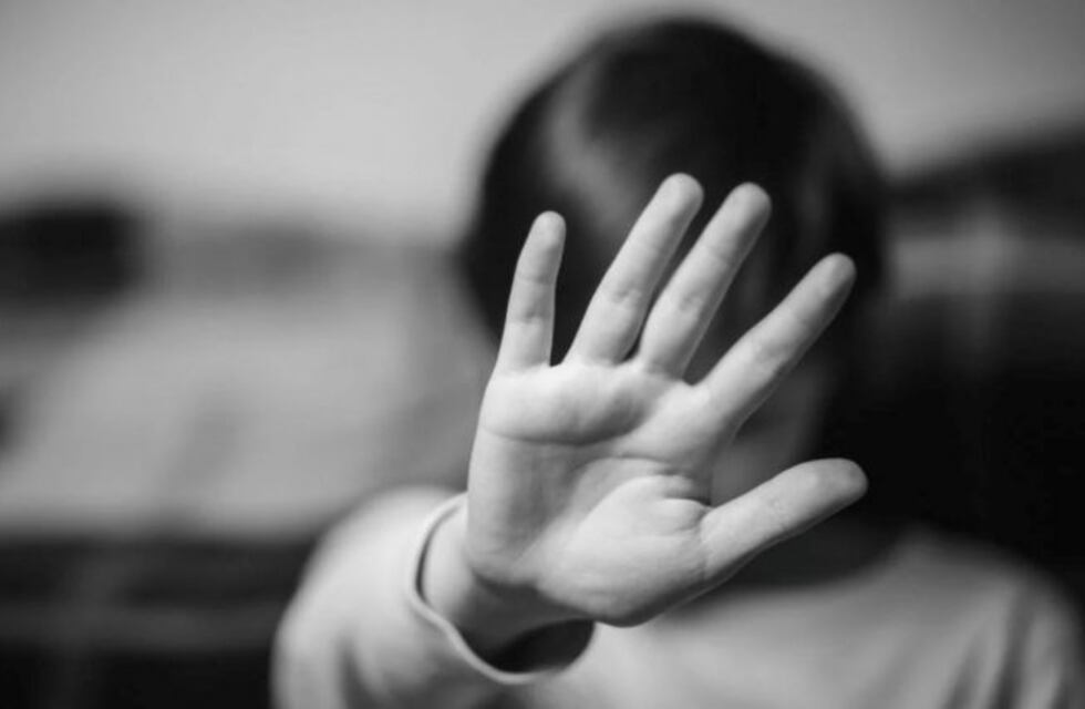 Golpeó brutalmente a sus hijastros porque se les escapó una gallina