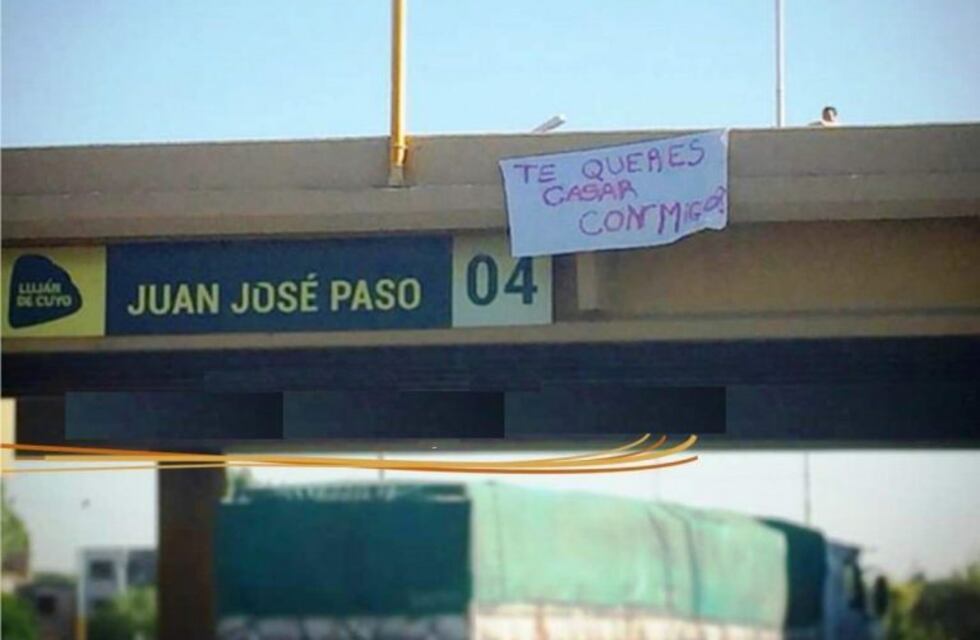 En el Día de los Enamorados, le propuso matrimonio con una pancarta