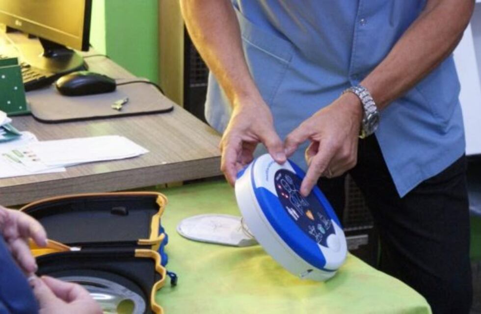 Avanza un proyecto para instalar desfibriladores en espacios públicos