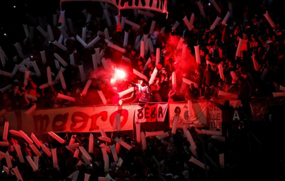 BAS01\u002E BUENOS AIRES (ARGENTINA), 21/09/2017\u002E- Aficionados de River Plate animan ante Wilstermann hoy, jueves 21 de septiembre de 2017, durante el juego de vuelta entre River Plate de Argentina y Jorge Wilstermann de Bolivia en los cuartos de final de la Copa Libertadores en el estadio Monumental en Buenos Aires (Argentina)\u002E EFE/David Fernández ciudad de buenos aires futbol copa libertadores 2017 futbolistas partido river plate vs Wilstermann hinchas hinchada