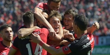 Cacciabue en el festejo del gol ante Aldosivi en el Coloso\u002E (Télam)