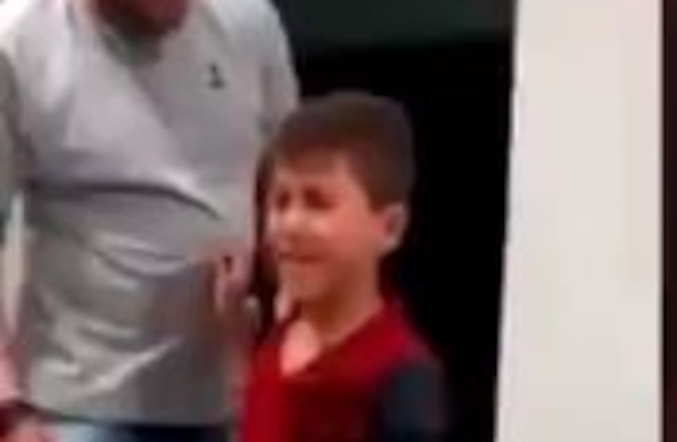 Un chico sordo volvió a escuchar gracias al audífono que le regalaron sus vecinos