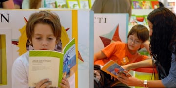 La iniciativa busca estimular la rendición lectora de los chicos y a la vez unir la comunidad, familia y escuela.