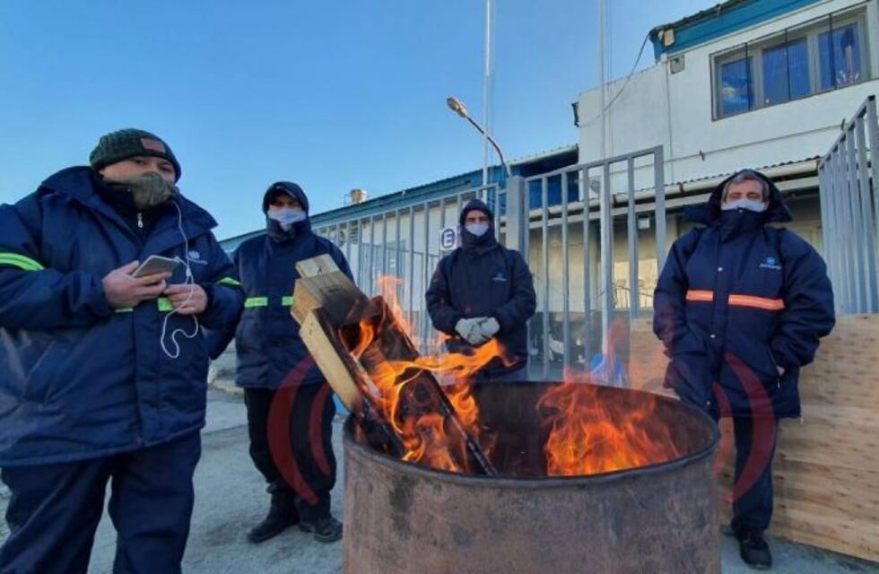 Trabajadores de Australtex cortaron los accesos a la fábrica