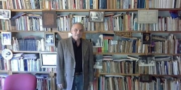 El escritor, Orlando Van Bredam, es profesor en la Universidad Nacional de Formosa en la carrera de letras