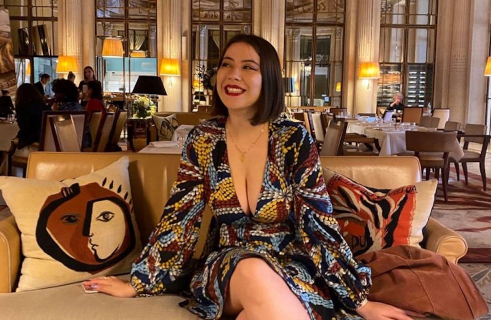 Un museo de París obligó a una mujer a cubrirse su escote para ingresar