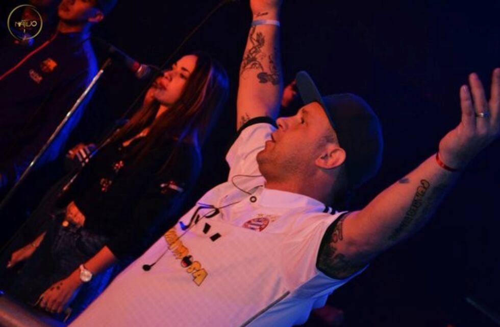 ¡Maldita tabla de madera! Cedió parte del escenario y El Pepo se accidentó en pleno show