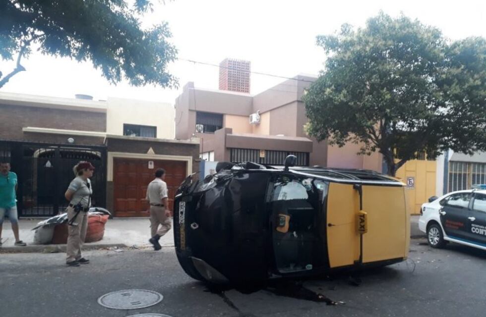 Taxista volcó tras discutir en Echesortu con un motociclista que escapó
