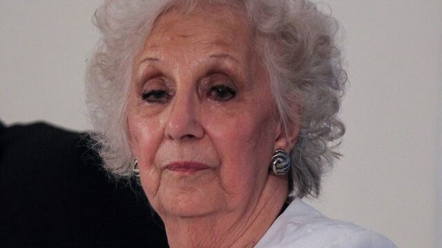 BUENOS AIRES (ARGENTINA), 23/02/2016.- La presidenta de Abuelas de Plaza de Mayo, Estela de Carlotto, ofrece una rueda de prensa tras una reuniu00f3n con el presidente argentino, Mauricio Macri, hoy, martes 23 de febrero de 2016, en la residencia presidencial de Quinta de Olivos, en Buenos Aires (Argentina). EFE/David Fernu00e1ndez buenos aires estela de carloto presidente de abuelas de plaza de mayo reunion con el presidente  de la nacion quinta de olivos actividad presidencial