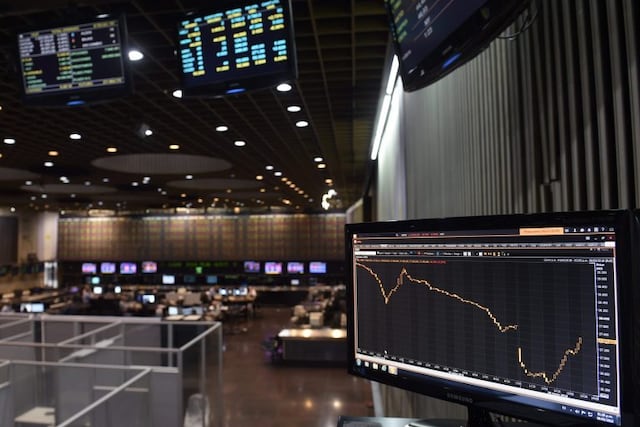 A screen displays the MERVAL index rising at the Buenos Aires Stock Exchange on May 8, 2018\u002E\r\nThe Argentine peso fell 4\u002E61 percent in opening trade Tuesday, signalling a return to the volatility that prompted the country's central bank to intervene last week to support the currency\u002E / AFP PHOTO / JUAN MABROMATA ciudad de buenos aires  crisis economica pedido rescate auxilio fondo monetario internacional FMI bolsa de comercio suba record de la cotizacion del dolar