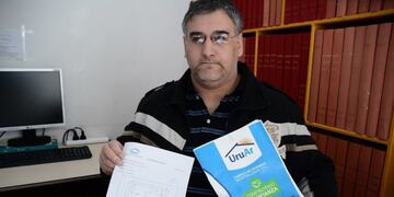 Liffourrena muestra el plano de la edificación que pagó y todavía espera\u002E Foto: Héctor Portela