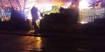Casa consumida por el fuego en Carlos Paz\u002E (Foto: Next Noticias)\u002E