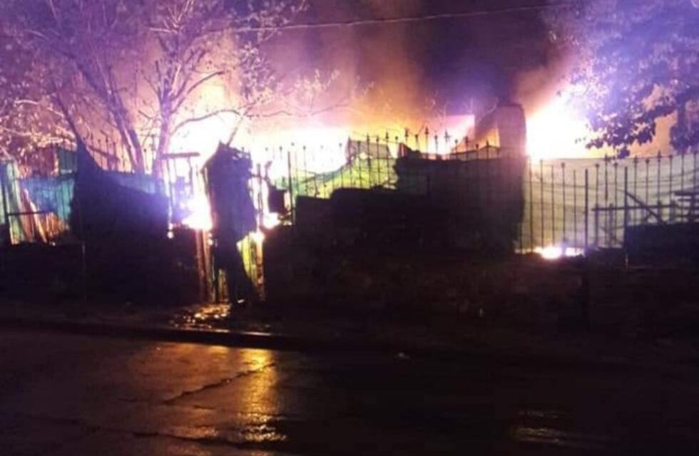 Carlos Paz: un incendio devoró toda una casa y se llevó la vida de perros que vivían en el lugar