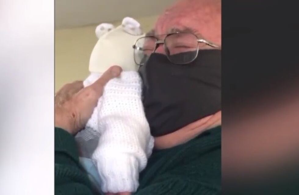 Emoción de cuarentena: un hombre conoció a su bisnieto tras dos meses de aislamiento