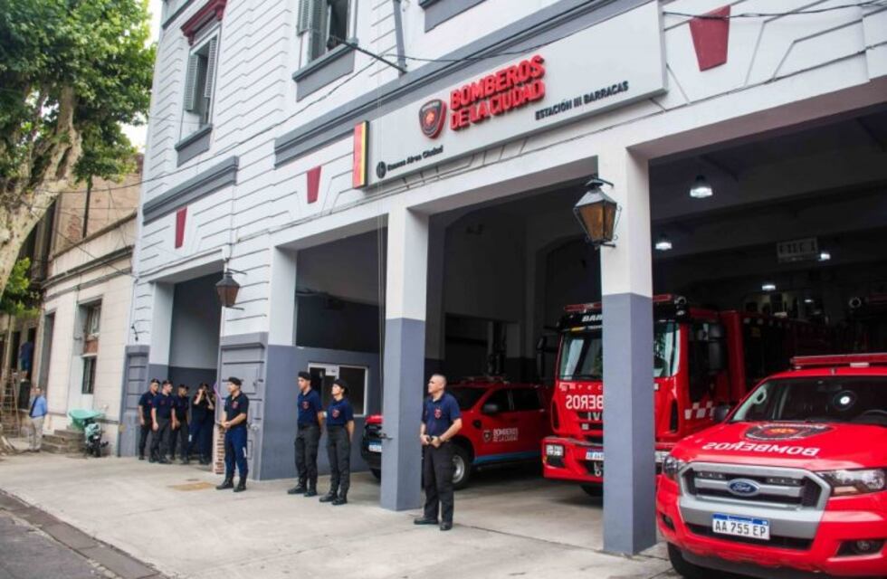 Bomberos evitaron que una mujer saltara de un piso 12 al vacío en un edificio en La Boca